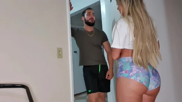 Brasileira safada chama vizinho para foder sem parar.