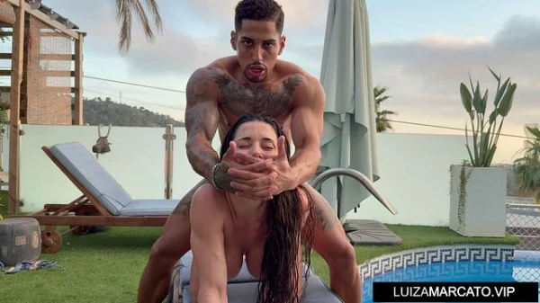 Famosa Rebolando Nua e Levando Rola em Massagem Explícita