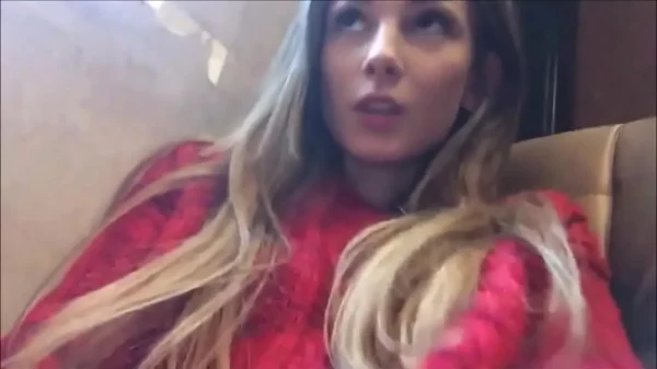 Loirinha exibindo a buceta molhadinha de tesão