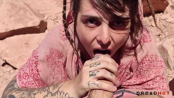 Vadia brasileira exibindo peitos durinhos em vídeo pornô no deserto